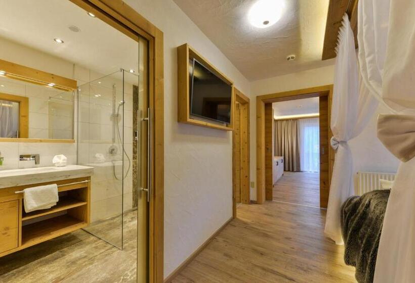 סוויטת ג'וניור עם מרפסת, Oberlechtaler Hof Boutique