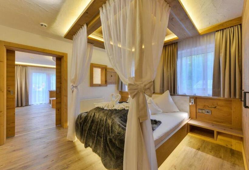 סוויטת ג'וניור עם מרפסת, Oberlechtaler Hof Boutique