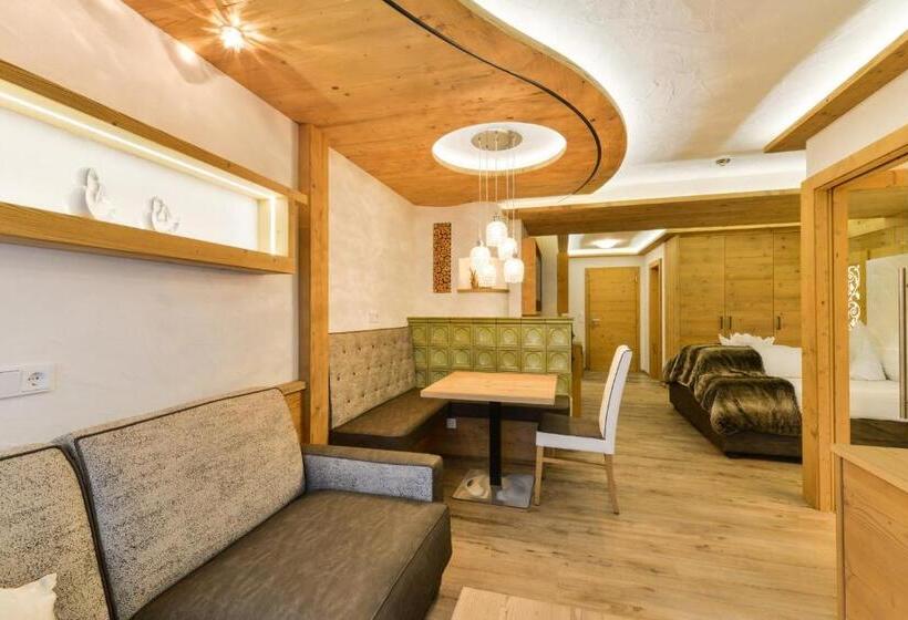 סוויטת ג'וניור עם מרפסת, Oberlechtaler Hof Boutique