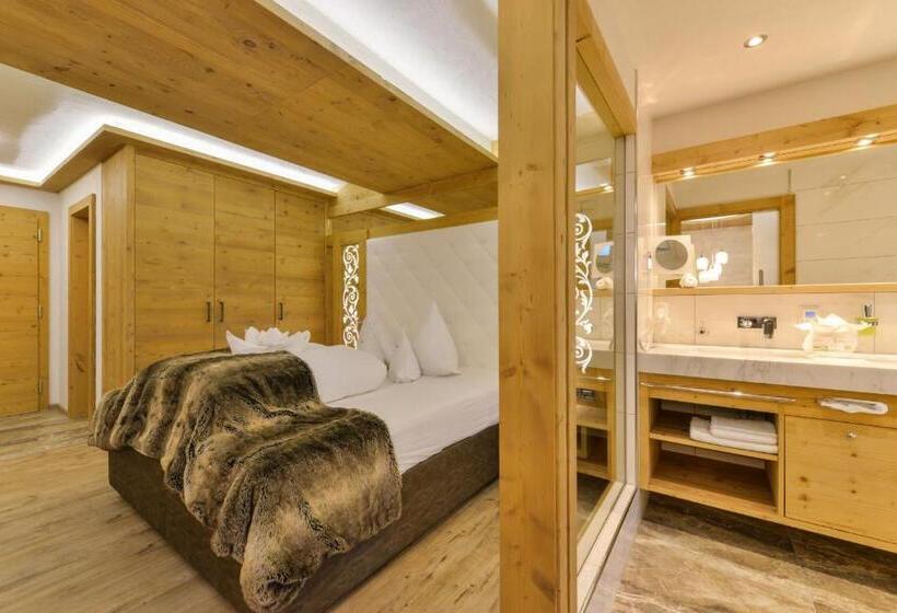 סוויטת ג'וניור עם מרפסת, Oberlechtaler Hof Boutique