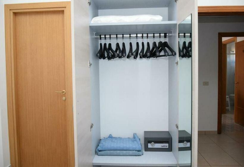 غرفة كلاسيكية رباعية, Petite Fleur