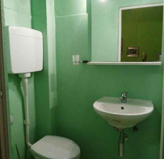 חדר סטנדרט לשלושה, Simon