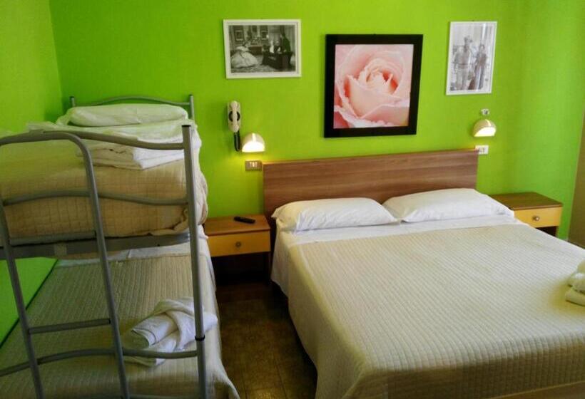 חדר סטנדרט לארבעה, Simon