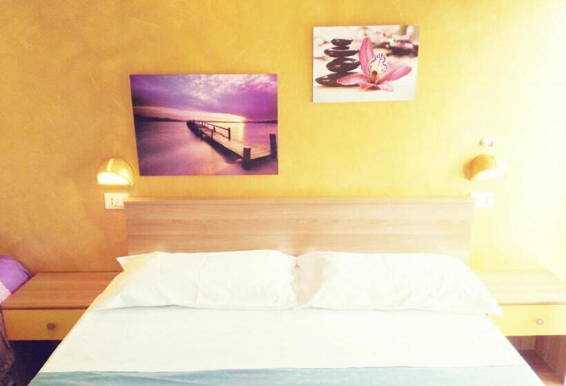 חדר אקונומי, Simon