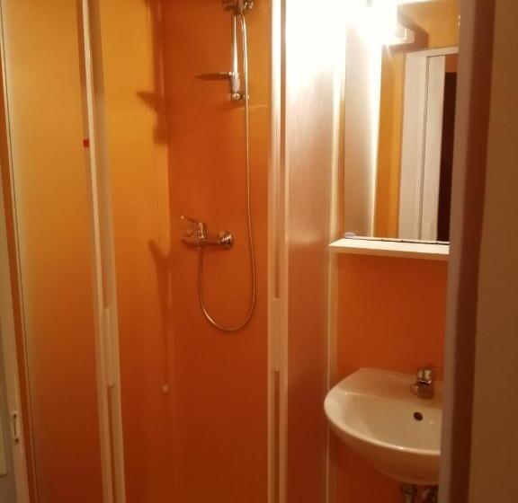 חדר אקונומי, Simon