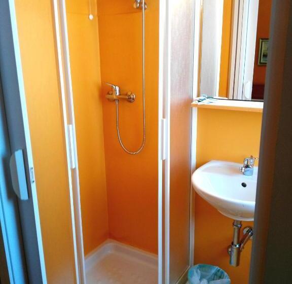 חדר אקונומי, Simon