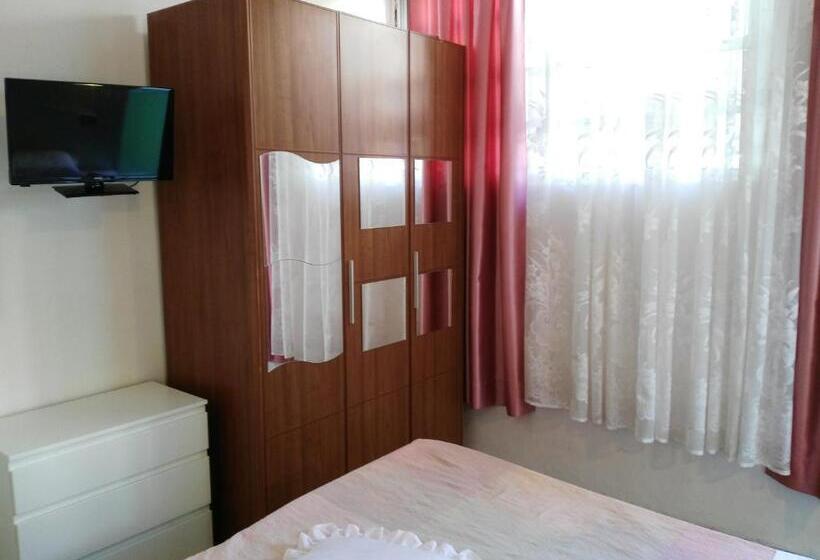 חדר בסיסי, Simon