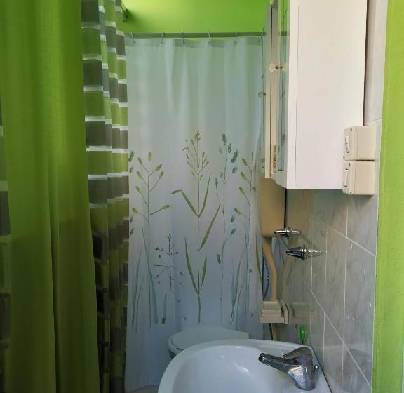 חדר בסיסי, Simon