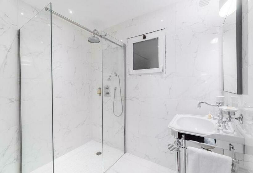 اتاق استاندارد سه نفره, Tsilaosa Hôtel