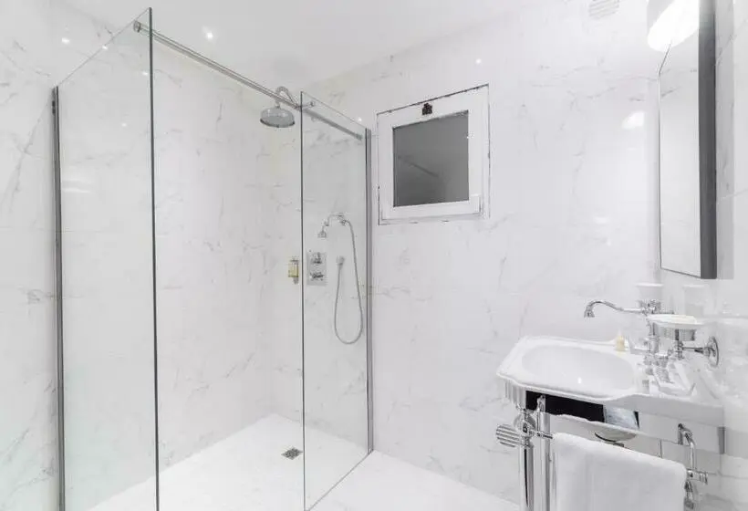 اتاق استاندارد سه نفره, Tsilaosa Hôtel