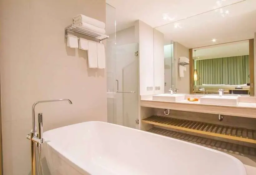 Sviitti Merinäkymä, Wyndham Grand Phuket Kalim Bay
