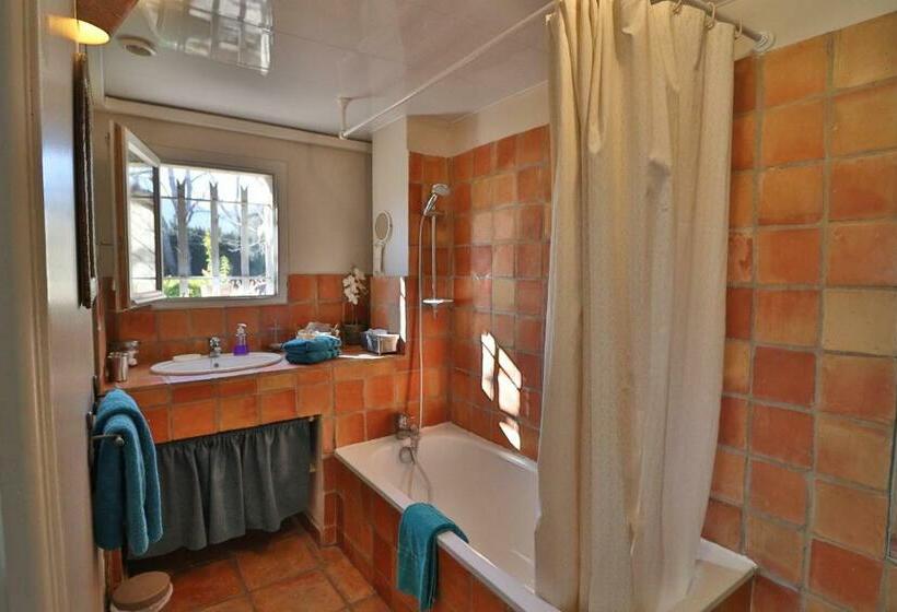 四人标准间, Le Mas De Bertagne