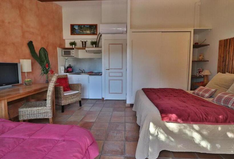 标准三人间, Le Mas De Bertagne