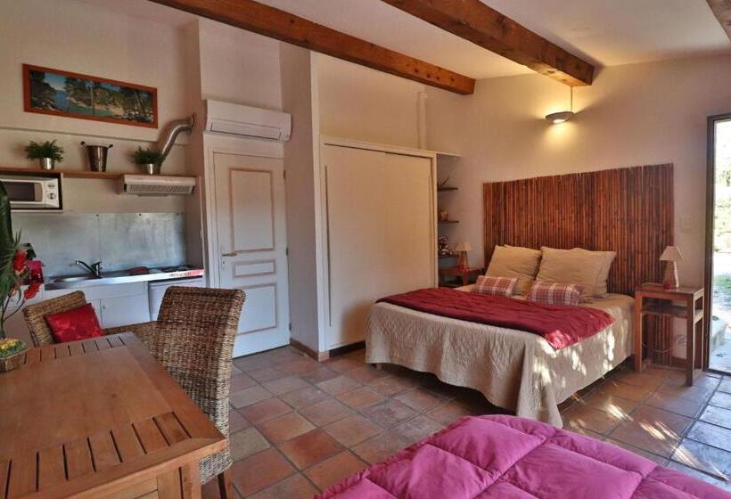 标准三人间, Le Mas De Bertagne