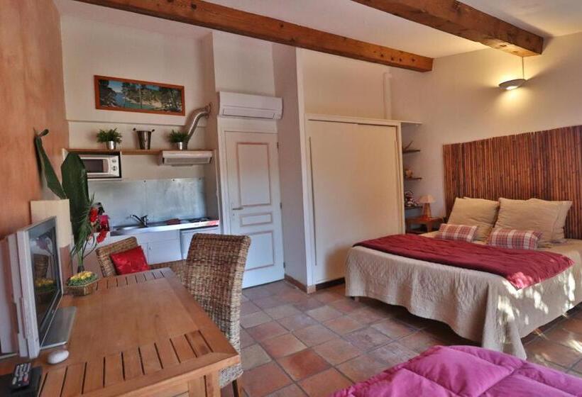 标准三人间, Le Mas De Bertagne