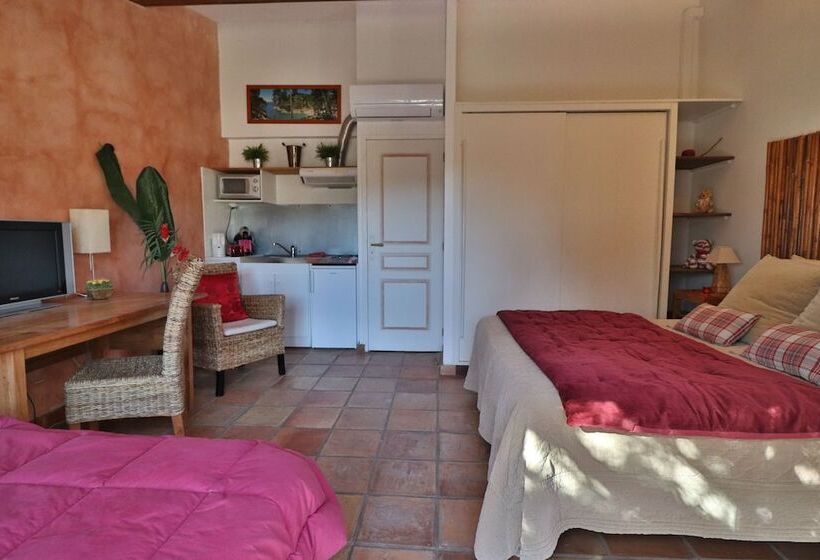 标准三人间, Le Mas De Bertagne