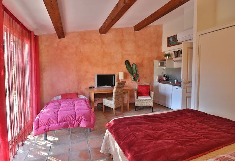 标准三人间, Le Mas De Bertagne