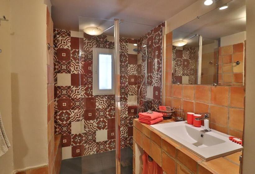 标准三人间, Le Mas De Bertagne