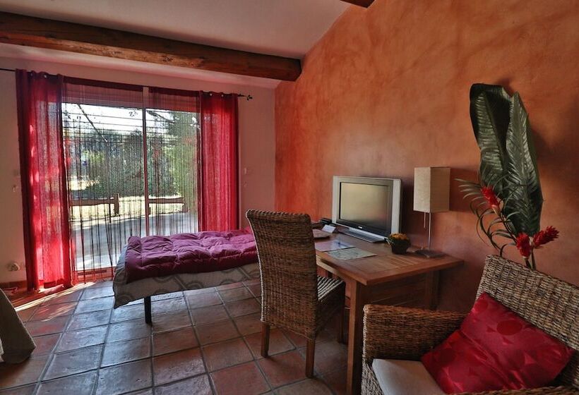 标准三人间, Le Mas De Bertagne