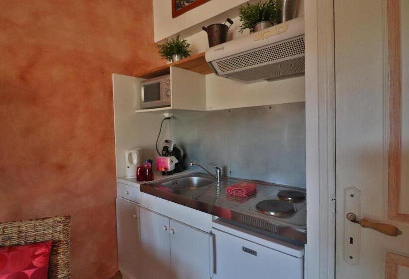 标准三人间, Le Mas De Bertagne