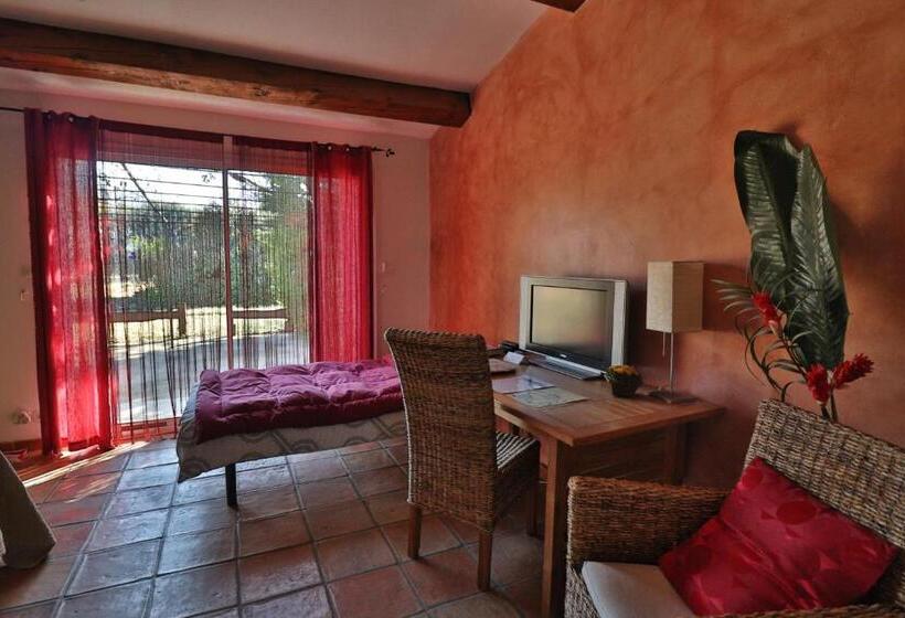 标准三人间, Le Mas De Bertagne