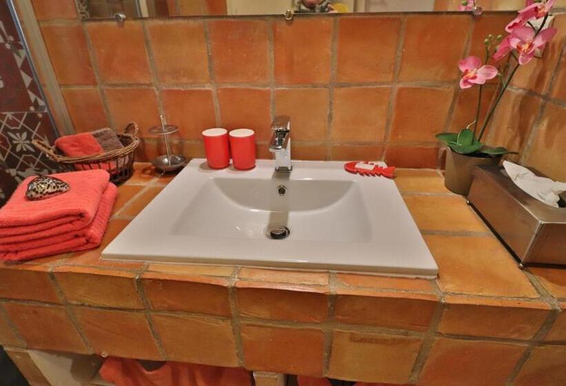 标准三人间, Le Mas De Bertagne