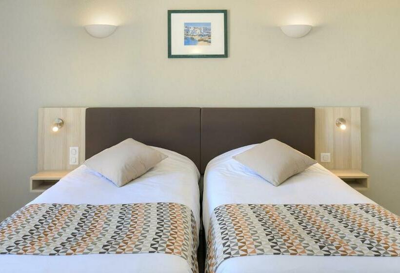 标准三人间, Joseph Charles