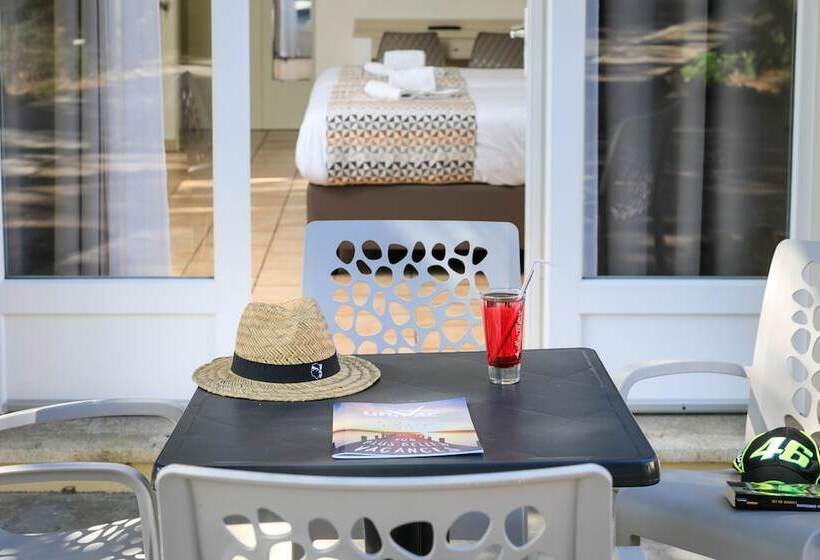 标准间, Joseph Charles