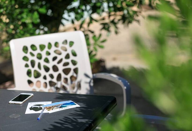 标准间, Joseph Charles