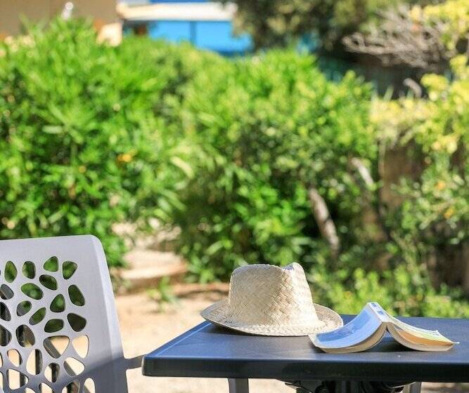 标准单人间, Joseph Charles