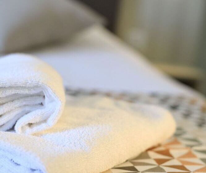 Номер Стандарт Индивидуальный, Joseph Charles