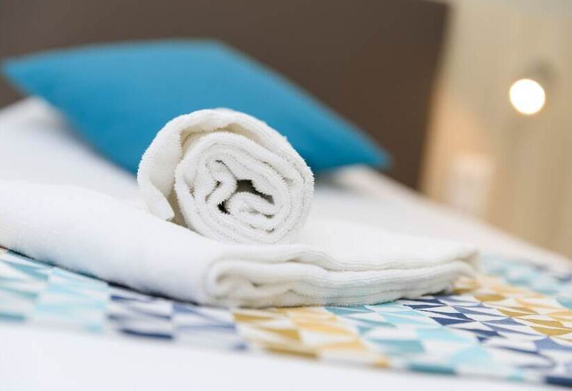 四人标准间, Joseph Charles