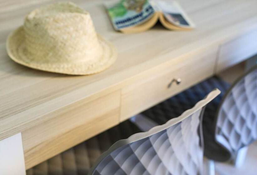 Четырехместный Номер Стандарт, Joseph Charles