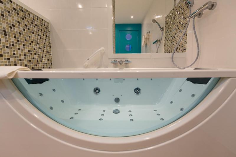 Номер Стандарт с Гидромассажем, Citotel Le Regina Bordeaux Gare Saint Jean