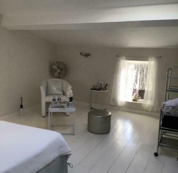 اتاق استاندارد, Aux Anges Gardiens