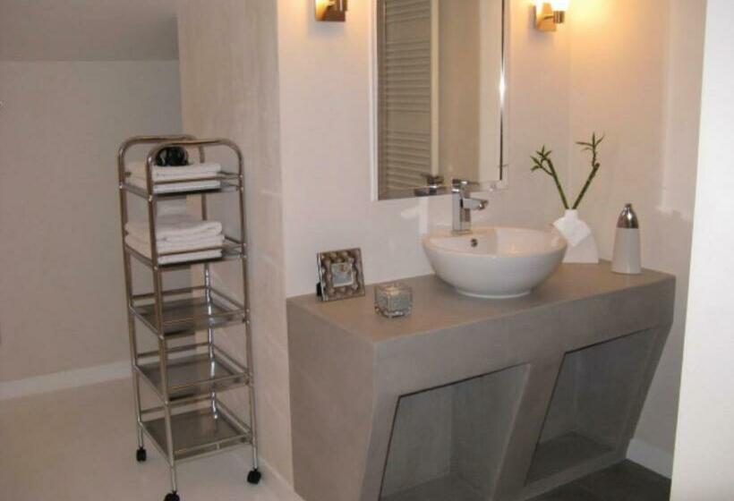 اتاق استاندارد, Aux Anges Gardiens