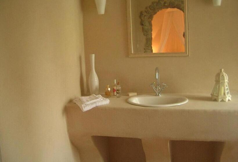 اتاق سوپریور با چشم‌انداز باغ, Aux Anges Gardiens