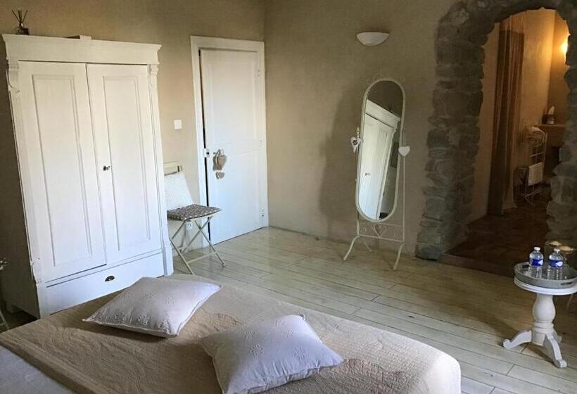 اتاق سوپریور با چشم‌انداز باغ, Aux Anges Gardiens