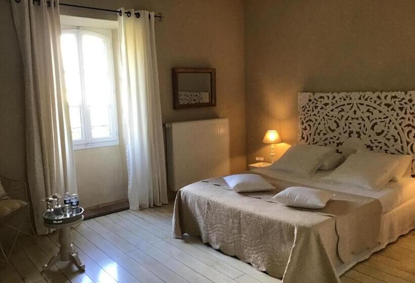 اتاق سوپریور با چشم‌انداز باغ, Aux Anges Gardiens