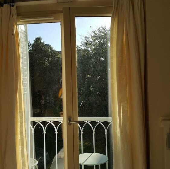 غرفة قياسية مزوَّدة بشُرفة, La Roseraie