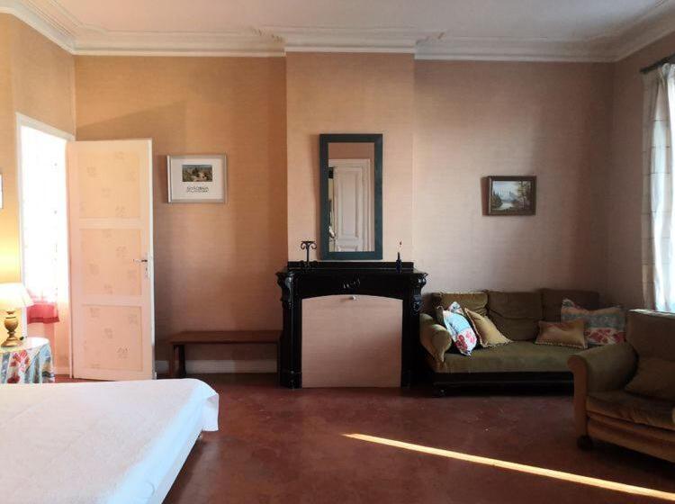 Номер Стандарт, Les Volets Bleus