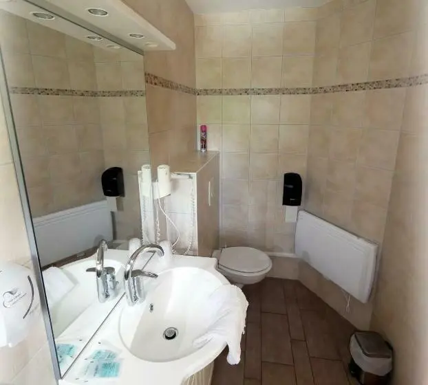 Standard Kolmen Hengen Huone, Auberge De La Rivière