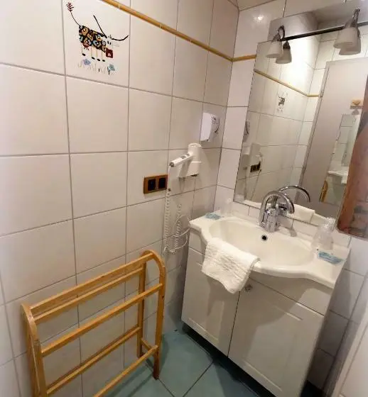 Yhden jaetun makuuhuoneen huoneisto, Auberge De La Rivière