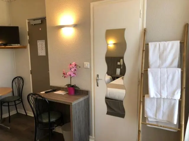 Standard Kolmen Hengen Huone, Hôtel Café Les Fleurs