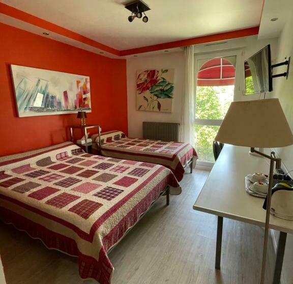 חדר בסיסי לשלושה, L'abribis