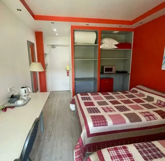 Basic Kolmen Hengen Huone, L'abribis