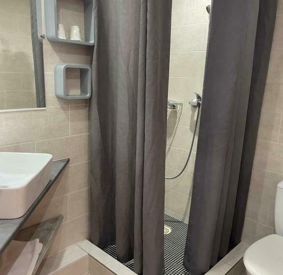 חדר בסיסי לשלושה, L'abribis