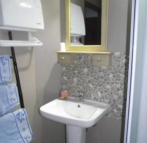 Comfort Kolmen Hengen Huone, Chambre D'hôte Au Grenier D'abondance