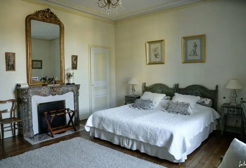 Quarto Familiar, L'oustal