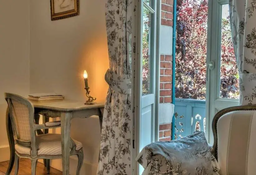 Quarto Familiar, L'oustal